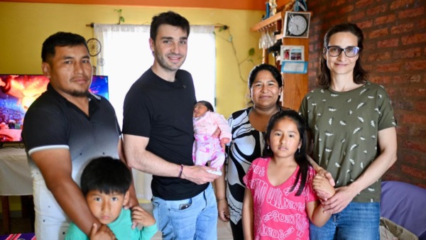 Ignacio "Nacho" Torres con Emily y su familia. 