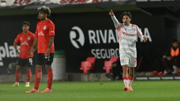 Argentinos Juniors festejó la clasificación a la Libertadores con un triunfo ante Estudiantes.