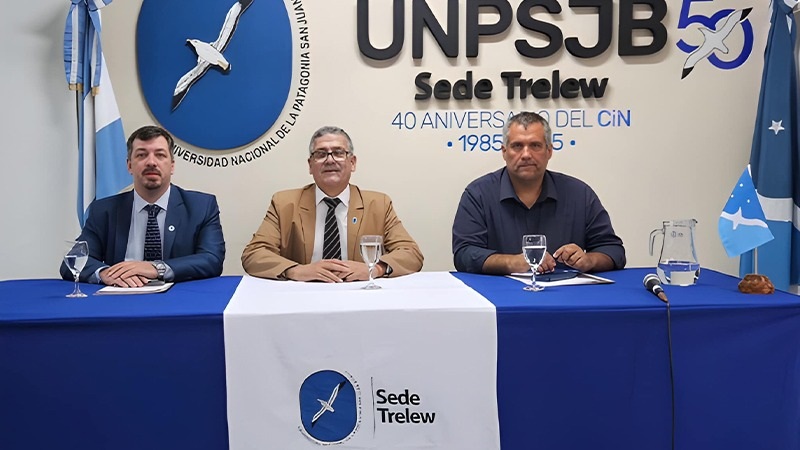 Gabriel Yapur, nuevo delegado zonal, Gustavo Fleitas, rector de la UNPSJB y Marcos Kupczewski, delegado zonal saliente.