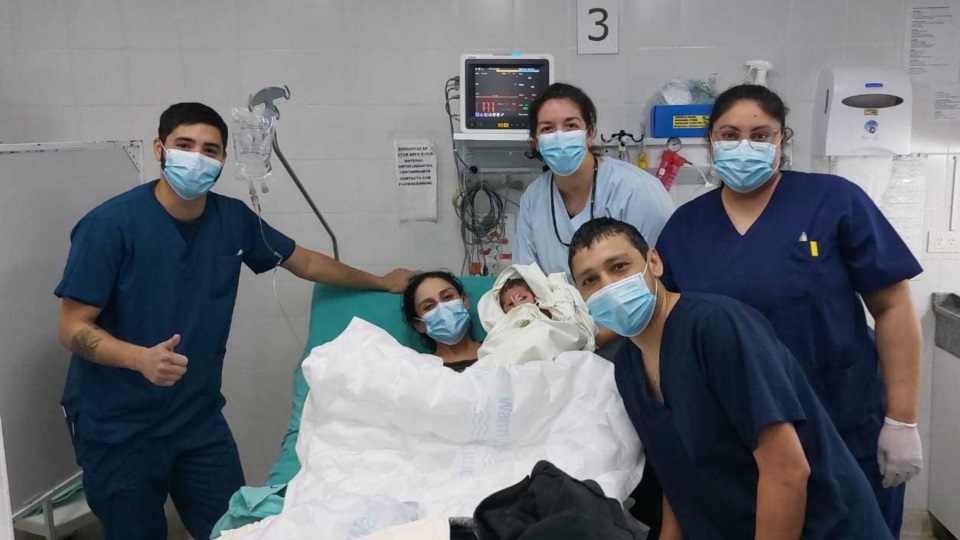 Mariana y su hija Marianita, junto al personal de enfermería del Hospital Alvear.