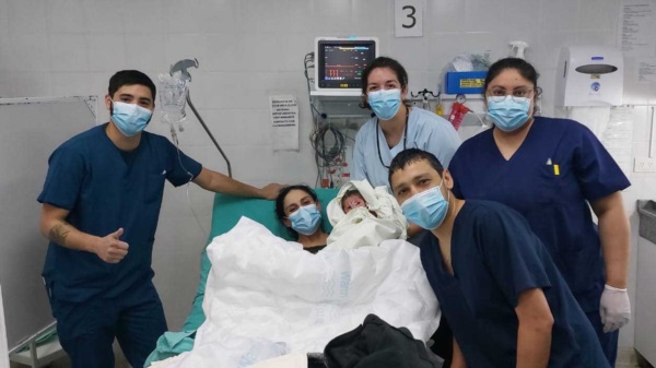 Mariana y su hija Marianita, junto al personal de enfermería del Hospital Alvear.