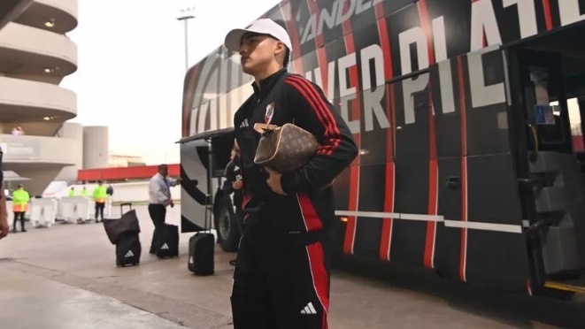 El delantero comodorense fue titular en el equipo de Gallardo.
