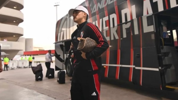 El delantero comodorense fue titular en el equipo de Gallardo.