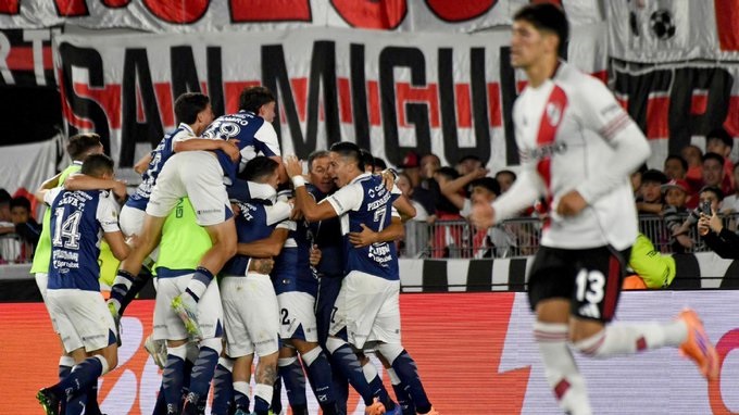 En un partido muy caliente, River volvió a perder en el Monumental y llega al Superclásico en medio de una crisis histórica.