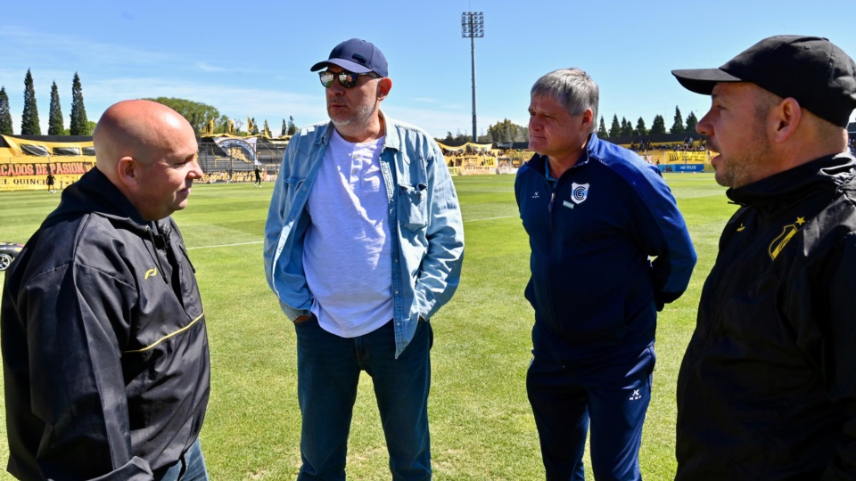 En la previa del partido, Ricardo y Gustavo Sastre junto a Walter Morales (pte. GyEJ) y parte de la comitiva jujeña.