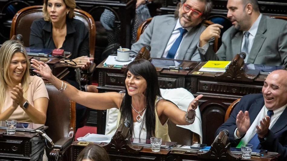 Villaverde, con blusa y saquito blancos, en su banca de Diputados.