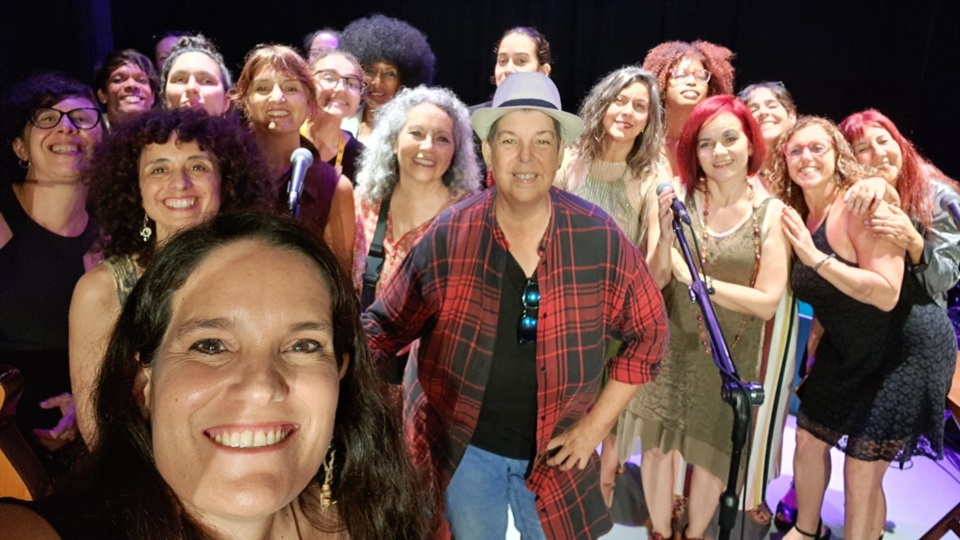 Carel en Cuba, terminando de cantar "Gracias a la Vida" en el Museo Nacional de la Música.