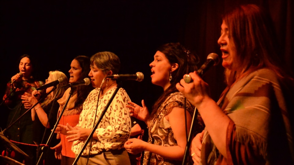 En Rawson con Mujer Patagonia. "hilanderas del viento". De izq. a der.: Lorena Pérez (Santa Cruz), Jorgelina Sotelo (Neuquén), Gabriela Carel (Chubut), Laura Paturlanne (La Pampa), Camila Warner (Río Negro), Karina Valdez (Tierra del Fuego).