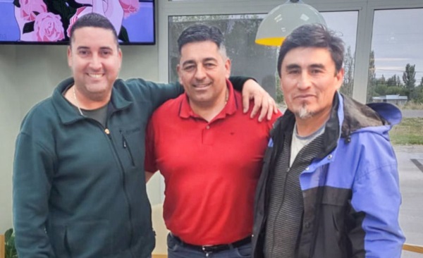 Guajardo (centro), de la Cooperativa de El Maitén, con Ñancucheo, de la COOPSAR (der.).