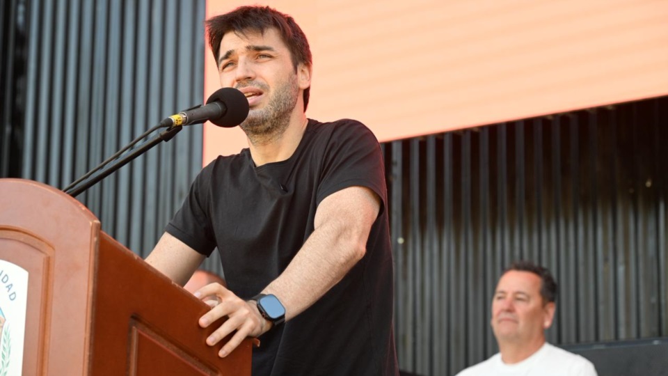 Ignacio Torres dirigiéndose a los presentes; Molina atrás.