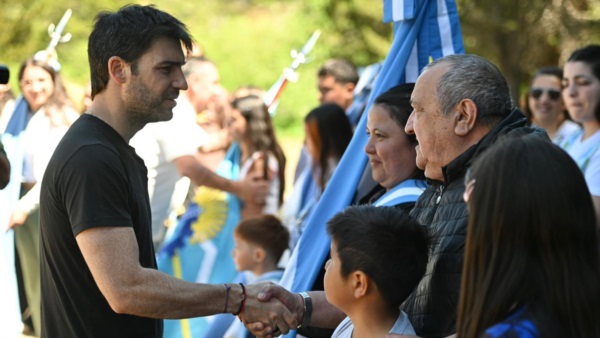 Entidades civiles y establecimientos escolares en el acto de Corcovado.