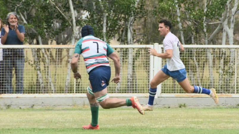 Eric Ulik se escapa solo hacia el try.