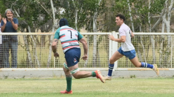 Eric Ulik se escapa solo hacia el try.