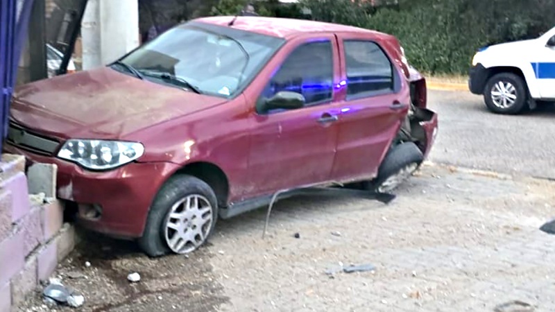 El Fiat Palio con visibles daños tras impactar contra una casa.