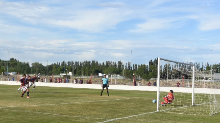 Denis Roberts atajó un penal. Foto: Sergio Esparza. 
