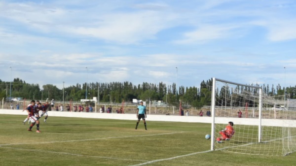 Denis Roberts atajó un penal. Foto: Sergio Esparza. 