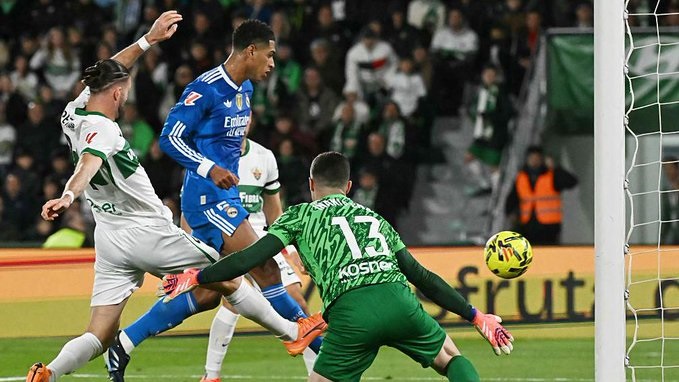 Elche frenó al Real Madrid, que igual sigue como líder.