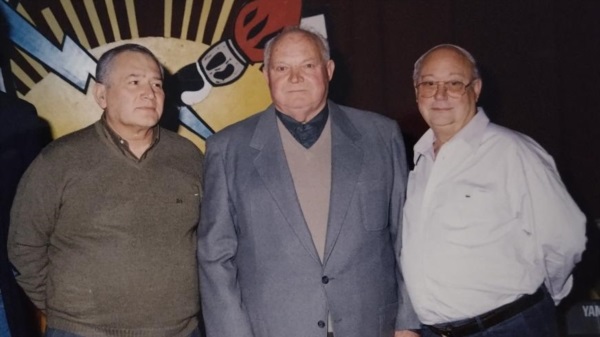 Reginaldo Bigrevich y sus compañeros de la Comisión de Jubilados de Luz y Fuerza.