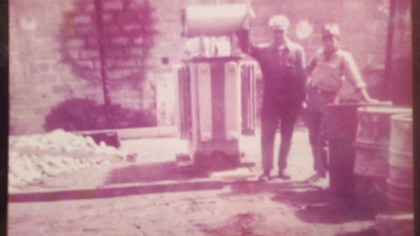 Un transformador ("Un transfo") y la labor echa, aún, sin tecnología.