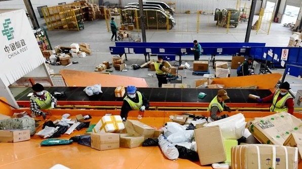Clasificación de paquetes en una sucursal de China Post, en la ciudad de Shijiazhuang, en la provincia de Hebei, en el norte de China.
