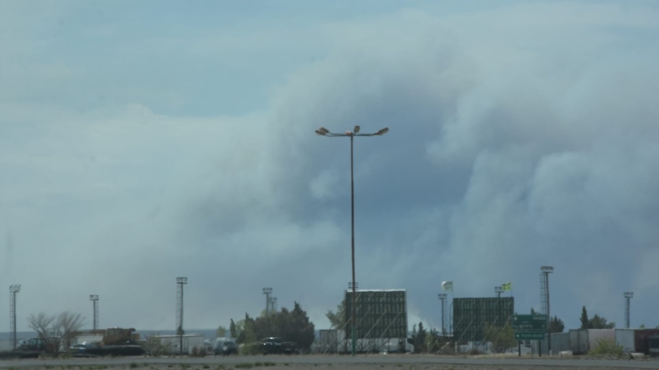 Las columnas de humo se observan desde Trelew.