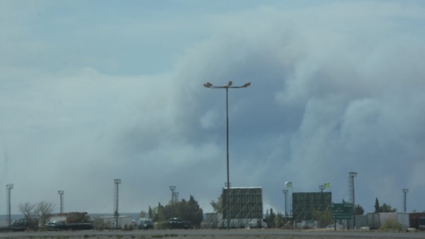 Las columnas de humo se observan desde Trelew.