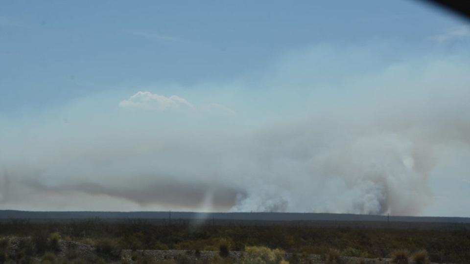 Desde la ruta la densa capa de humo.