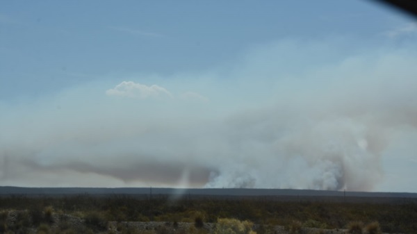 Desde la ruta la densa capa de humo.