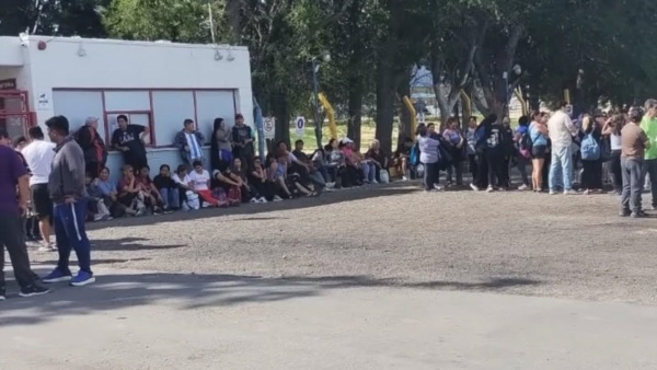 Operarios de protesta en las afueras de Red Chamber.