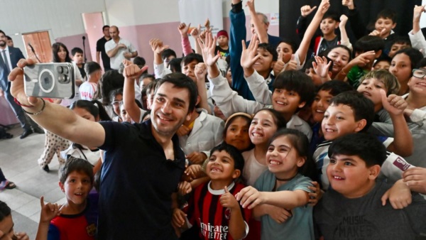 El gobernador sacando una selfie con los alumnos de la Escuela Nº 185.