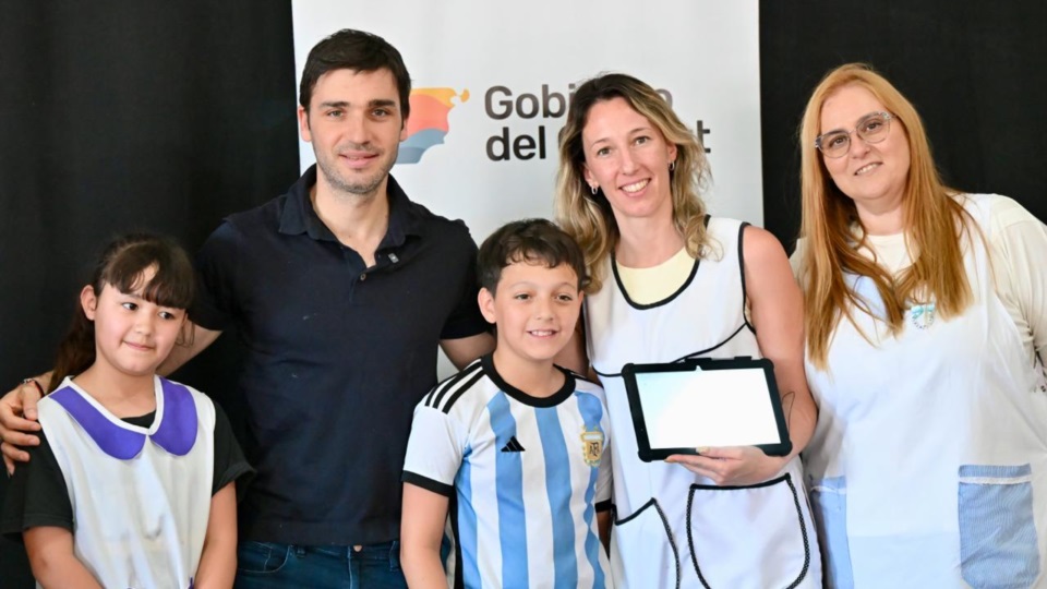 Torres, docentes y alumnos en la entrega de equipos tecnológicos.