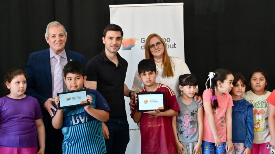 Se dotará de tecnología e internet satelital a escuelas de la provincia.