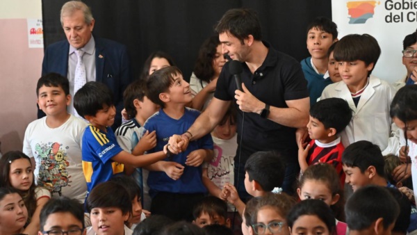 Ignacio "Nacho" Torres saludando a escolares de Rawson.