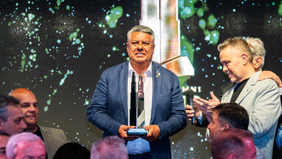 Chiqui Tapia recibió el Alumni de Platino.
