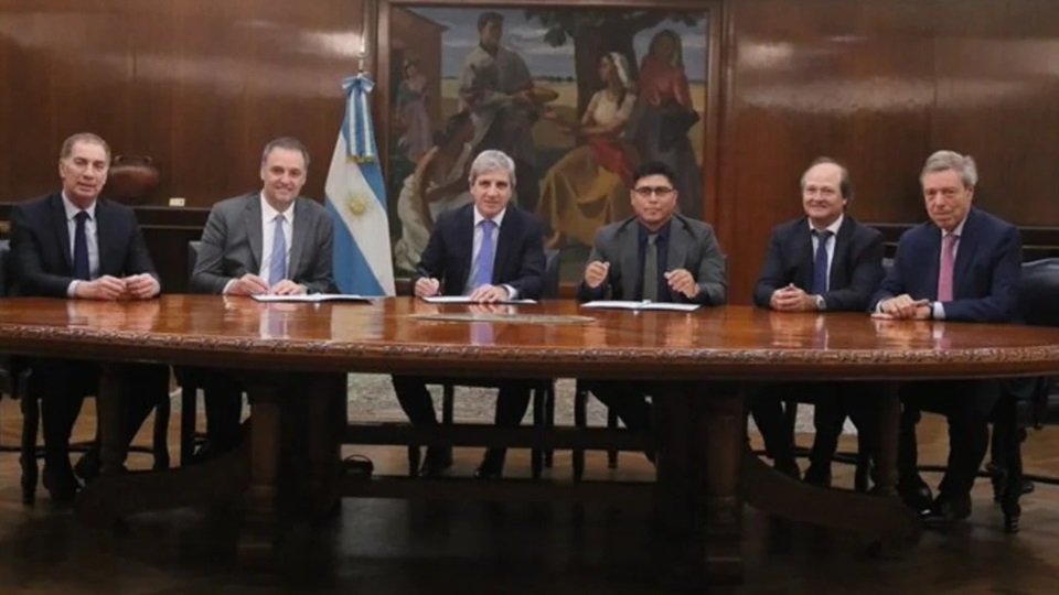 Funcionarios nacionales y el gobernador Claudio Vidal.