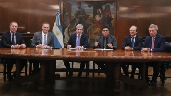 Funcionarios nacionales y el gobernador Claudio Vidal.