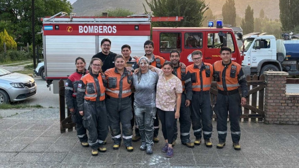 María junto a sus camaradas que al final de los festejos le tenían una sorpresa más.
