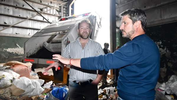 Gerardo Merino recorriendo la planta de residuos.