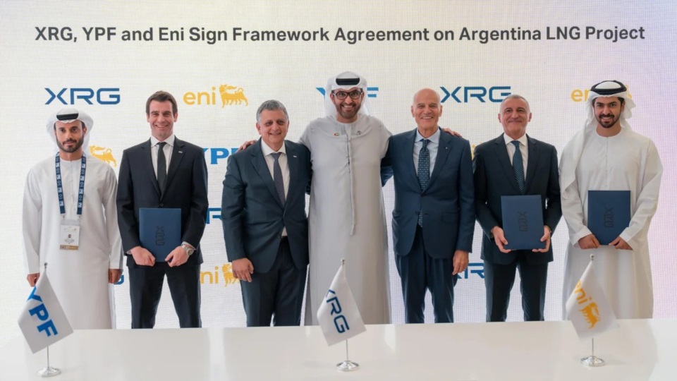 Horacio Marín (segundo desde la izquierda) y responsables de ENI y ADNOC.