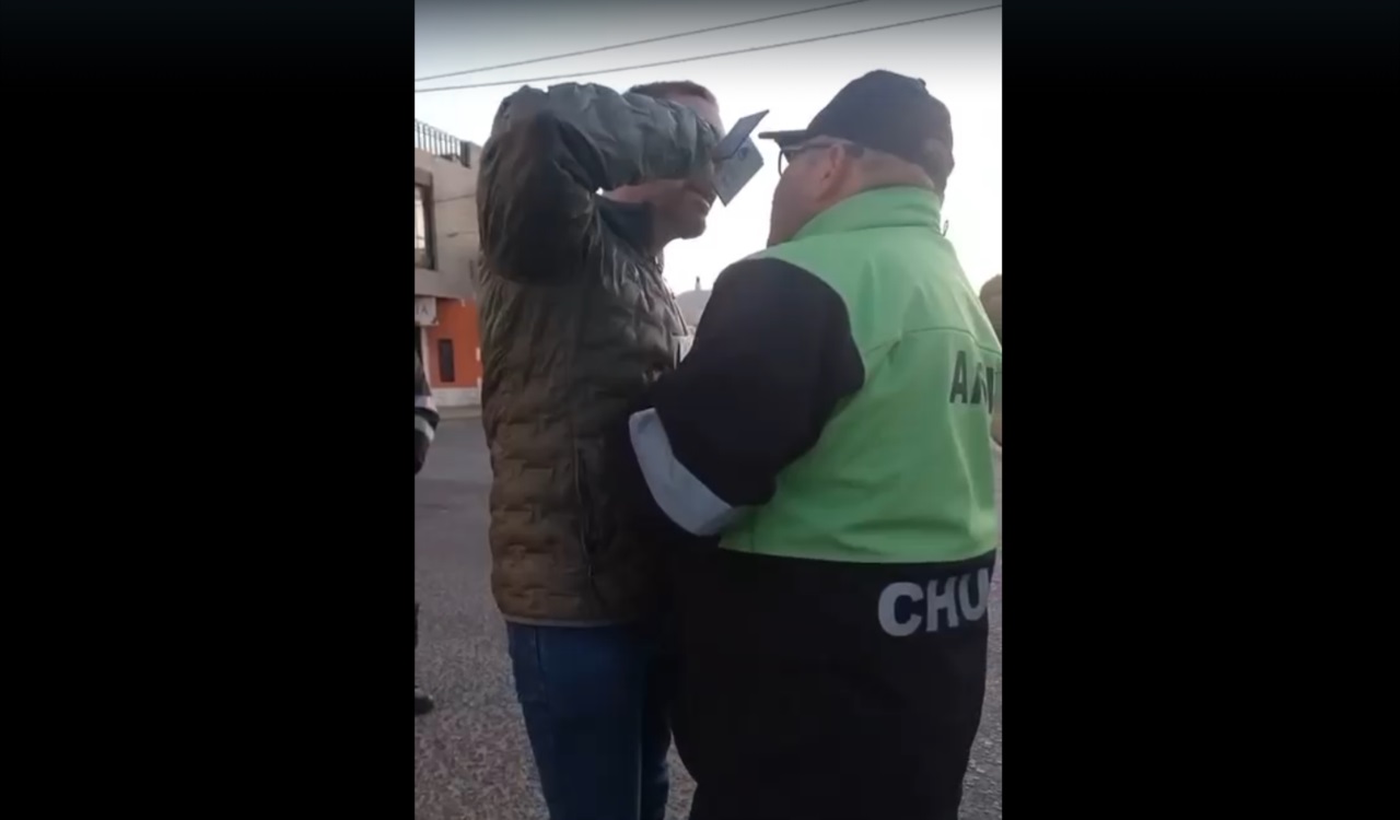 El funcionario de la Justicia Federal mostrándole una identificación al policía que quería hacerle un test de alcoholemia.