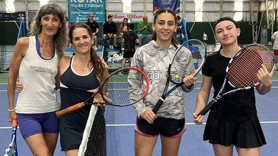 Las campeonas Flori-Larrañaga (derecha) junto a las otras dos finalistas, Myrian Ustariz y Fernanda Gigena.