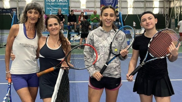 Las campeonas Flori-Larrañaga (derecha) junto a las otras dos finalistas, Myrian Ustariz y Fernanda Gigena.