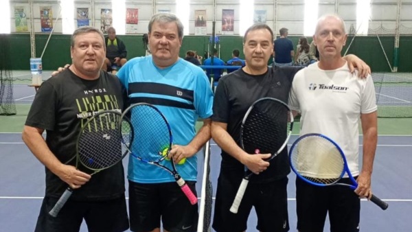 Los favoritos de +55, Pérez-Simpson (derecha), junto a los hermanos Tomás y Jorge Real. 