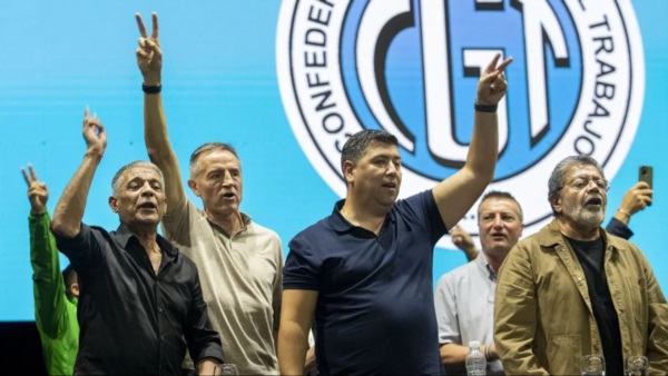 Jorge Sola (Seguro), Cristian Jerónimo (Vidrio) y Octavio Arguello (Camioneros), cerca de Gerardo Martínez, de la UOCRA.