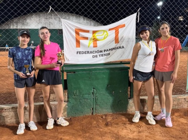 Las campeonas de Sub 14 Damas ,Agustina Viglione (Tw)/ Emilia Gómez (BA), y las subcampeonas Lourdes Arbat (RN) y Camila Cobo ( NQN).
