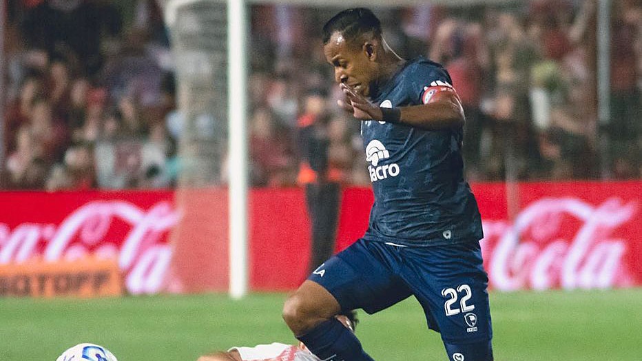 El colombiano Sebastián Villa, capitán y figura del Independiente Rivadavia campeón..