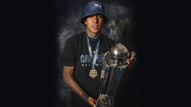 Sebastián Villa con la Copa Argentina y el silencio.