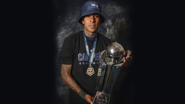 Sebastián Villa con la Copa Argentina y el silencio.