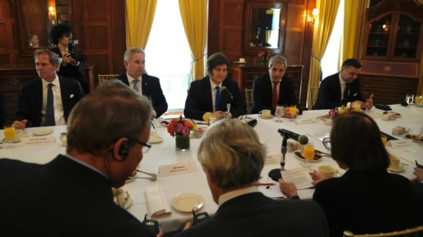 El presidente Milei con empresario. FOTO NA: GOBIERNO