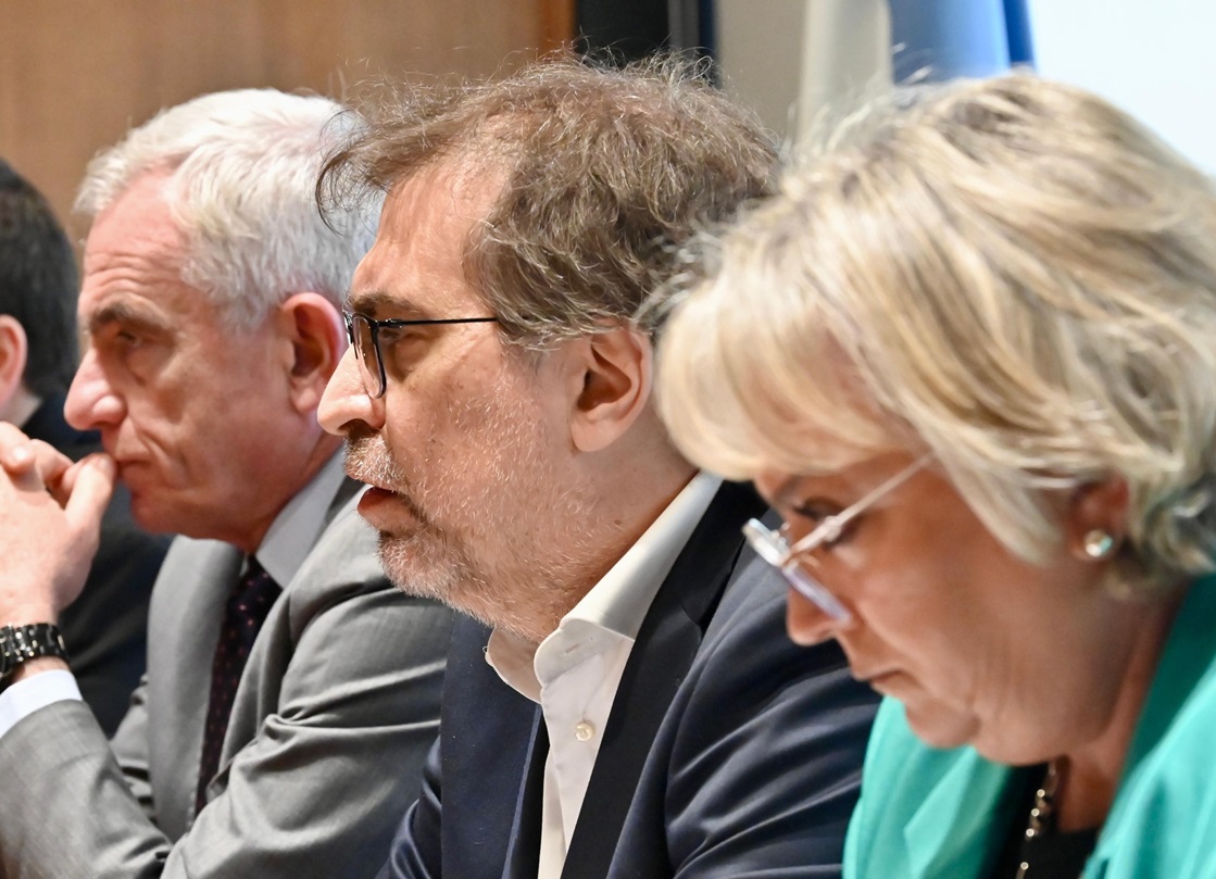 De izquierda a derecha, Vivas, Raidan y Bustos, tres de los firmantes.